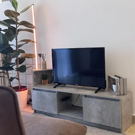 Cozy And Quiet 10 Min From Train Station *