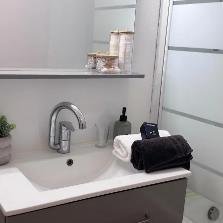 Cozy And Quiet 10 Min From Train Station