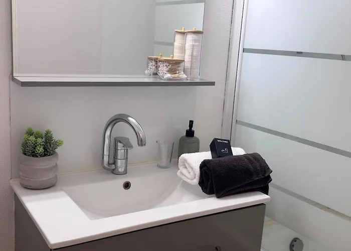 Cozy&quiet 10 Min From Train Station